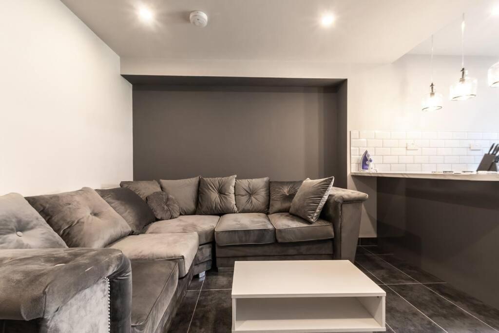 Moonstone - 5 Bed House With Parking Holiday home Coventry